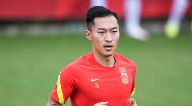 据ESPN报道，被排除在曼联队伍之外的桑乔预计将在冬窗离队，而且可能和马伦互换东家。